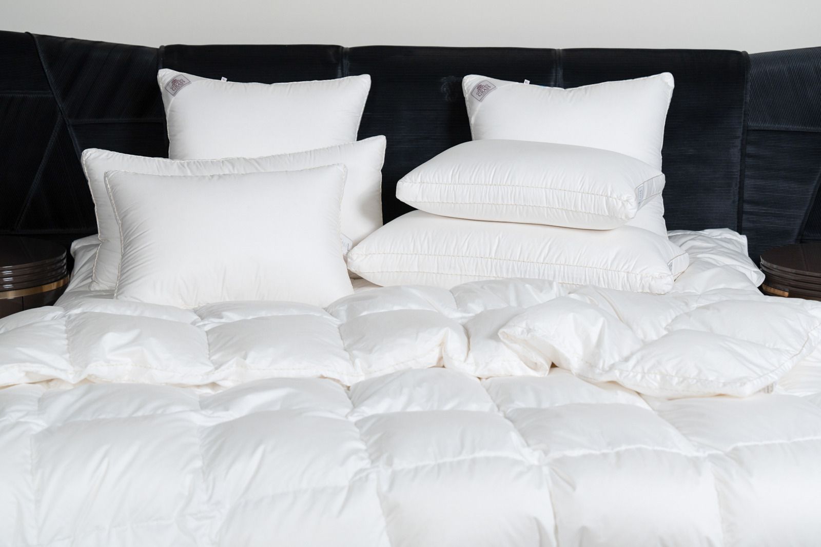 Подушка KING DOWN GRASS трехкамерная 3D средняя с бортиком 50х68